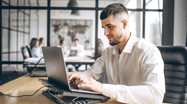 Unternehmensberater im hybriden Arbeitsmodell